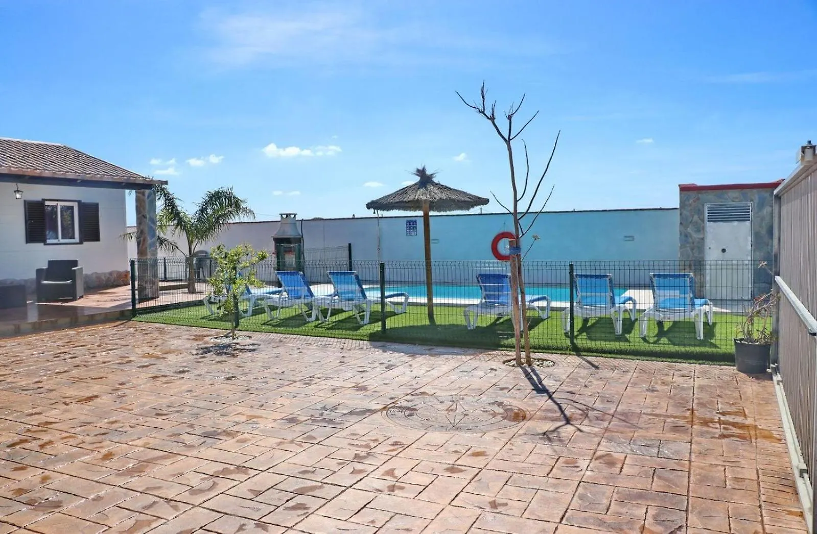 Alnoa I Villa Roche 0*,